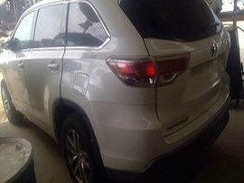 2014 TOYOTA HIGHLANDER WHITE LE 3.5L AT AWD.  Z24869